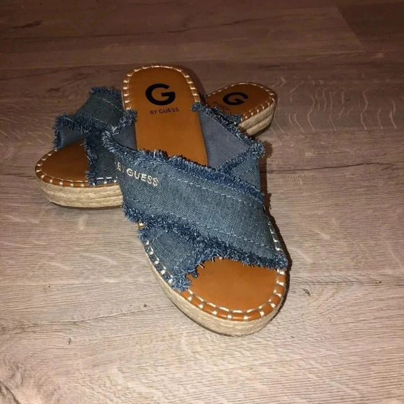 Guess -women’s slides - Jean material on top sz 7 - Picture 4 of 5